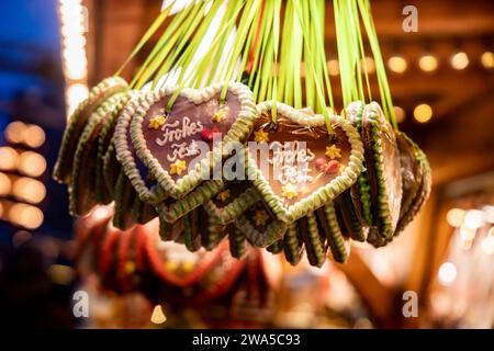 Lebkuchen mit dem Schrift Frohes fest im Weihnachtsmarkt am Alexanderplatz in Berlin am 23. Dezember 2023. Weihnachstmärkte in Berlin *** Lebkuchen mit den Worten Frohe Weihnachten auf dem Weihnachtsmarkt am Alexanderplatz in Berlin am 23. Dezember 2023 Weihnachtsmärkte in Berlin Stockfoto