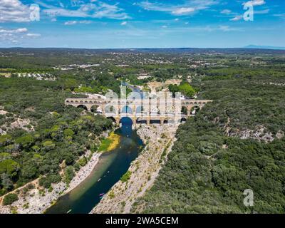 Luftbild von Pont du Gard ist ein altes römisches Aquädukt, das den Fluss Gardon überquert Stockfoto