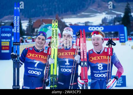 Toblach, Italien 20231230. Das Podium von v. 2. Platz Franzose Jules Chappaz, 1. Platz Franzose Lucas Chanavat und 3. Platz Amerikaner Ben Ogden nach dem Finale in Sprint-freier Technik in Toblach. Foto: Terje Pedersen / NTB Stockfoto