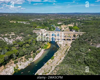 Luftbild von Pont du Gard ist ein altes römisches Aquädukt, das den Fluss Gardon überquert Stockfoto