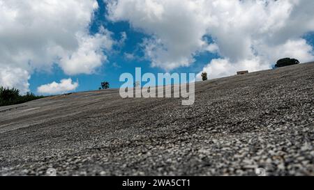 Gibellina 2023. Teilbetrachtung, von innen, auf das Cretto, oder Gauner, von Burri. Das Gebäude wurde nach dem Erdbeben von 1968 errichtet. August 2023 Sizilien, Italien Stockfoto