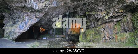 Blick auf die Smoo Cave, Durness Village, Sutherland, Highlands of Scotland, UK Stockfoto