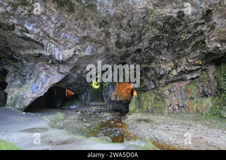 Blick auf die Smoo Cave, Durness Village, Sutherland, Highlands of Scotland, UK Stockfoto