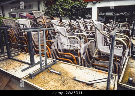 Gastro-Krise: Gestapelte Stühle vor einem geschlossenen Restaurant in Timmendorfer Strand, Schleswig-Holstein, Deutschland *** Gastro-Krise Stühle vor einem geschlossenen Restaurant in Timmendorfer Strand, Schleswig-Holstein, Deutschland Stockfoto