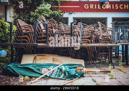 Gastro-Krise: Gestapelte Stühle vor einem geschlossenen Restaurant in Timmendorfer Strand, Schleswig-Holstein, Deutschland *** Gastro-Krise Stühle vor einem geschlossenen Restaurant in Timmendorfer Strand, Schleswig-Holstein, Deutschland Stockfoto