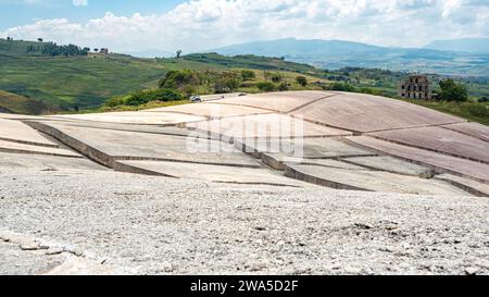 Gibellina 2023. Teilbetrachtung, von innen, auf das Cretto, oder Gauner, von Burri. Das Gebäude wurde nach dem Erdbeben von 1968 errichtet. August 2023 Sizilien, Italien Stockfoto