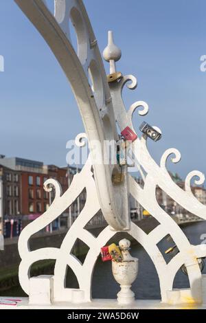 Irland, Dublin, Ha' Penny Bridge mit Love Schleusen über den Fluss Liffey. Stockfoto