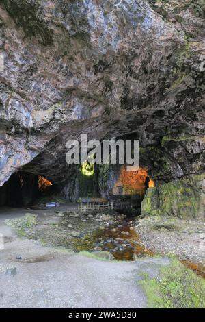 Blick auf die Smoo Cave, Durness Village, Sutherland, Highlands of Scotland, UK Stockfoto