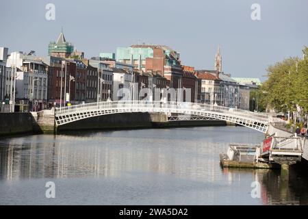 Irland, Dublin, Ha' Penny Bridge, über den Fluss Liffey. Stockfoto