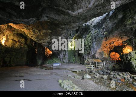 Blick auf die Smoo Cave, Durness Village, Sutherland, Highlands of Scotland, UK Stockfoto