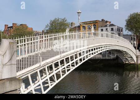 Irland, Dublin, Ha' Penny Bridge, über den Fluss Liffey. Stockfoto