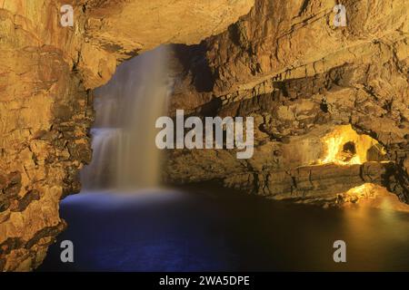 Blick auf die Smoo Cave, Durness Village, Sutherland, Highlands of Scotland, UK Stockfoto