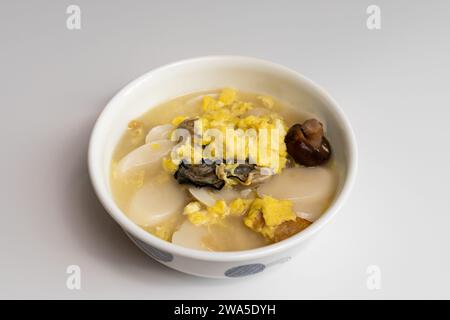 Der Tteokguk (Reiskuchen-Suppe) unseres Hauses verwendet Austern und Pollack anstelle von Rindfleisch, so dass der Geschmack sauber und nicht fettig ist. Stockfoto