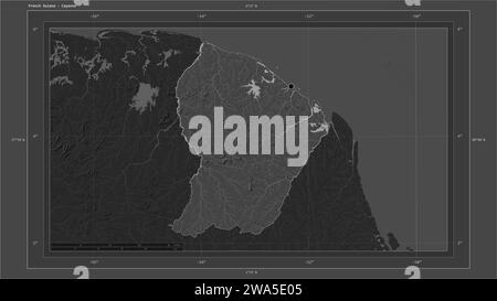 Französisch-Guayana hervorgehoben auf einer Bilevel-Höhenkarte mit Seen und Flüssen Karte mit dem Hauptstadt des Landes, kartographischem Raster, Entfernungsskala und Stockfoto