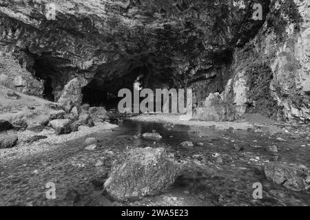 Blick auf die Smoo Cave, Durness Village, Sutherland, Highlands of Scotland, UK Stockfoto