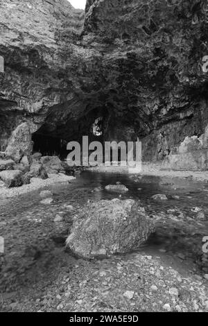 Blick auf die Smoo Cave, Durness Village, Sutherland, Highlands of Scotland, UK Stockfoto
