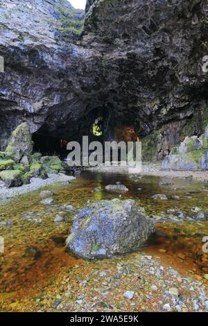 Blick auf die Smoo Cave, Durness Village, Sutherland, Highlands of Scotland, UK Stockfoto