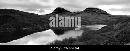 Blick auf Loch a' Chàirn Bhàin von der Kylesku Brücke, Sutherland, Nordwesten Schottlands, Großbritannien Stockfoto