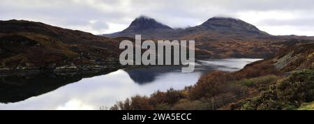 Blick auf Loch a' Chàirn Bhàin von der Kylesku Brücke, Sutherland, Nordwesten Schottlands, Großbritannien Stockfoto