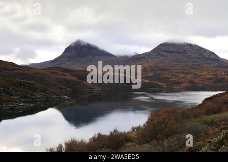 Blick auf Loch a' Chàirn Bhàin von der Kylesku Brücke, Sutherland, Nordwesten Schottlands, Großbritannien Stockfoto