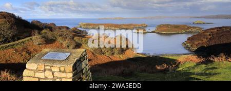 Blick über Loch Drumbeg vom Drumbeg Aussichtspunkt in Richtung Eddrachillis Bay, Sutherland, Schottland, Großbritannien Stockfoto