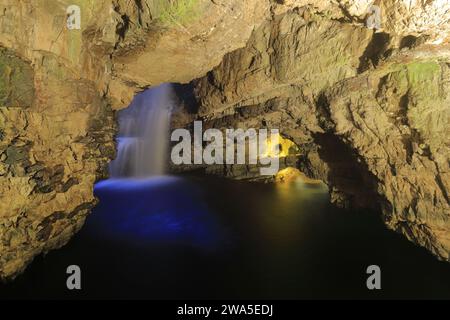 Blick auf die Smoo Cave, Durness Village, Sutherland, Highlands of Scotland, UK Stockfoto