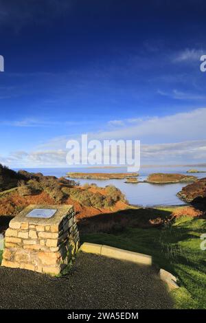 Blick über Loch Drumbeg vom Drumbeg Aussichtspunkt in Richtung Eddrachillis Bay, Sutherland, Schottland, Großbritannien Stockfoto