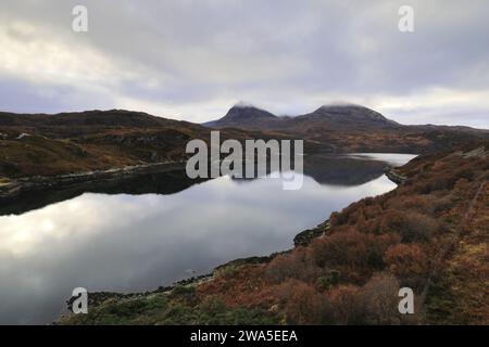 Blick auf Loch a' Chàirn Bhàin von der Kylesku Brücke, Sutherland, Nordwesten Schottlands, Großbritannien Stockfoto