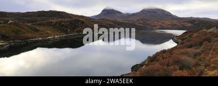 Blick auf Loch a' Chàirn Bhàin von der Kylesku Brücke, Sutherland, Nordwesten Schottlands, Großbritannien Stockfoto