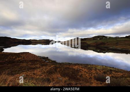 Blick auf Loch Inchard, das nördlichste Meeresloch, vom Kinlochbervie Village, Sutherland, Nordwest Schottland, Großbritannien Stockfoto