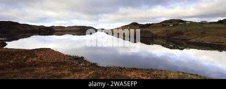 Blick auf Loch Inchard, das nördlichste Meeresloch, vom Kinlochbervie Village, Sutherland, Nordwest Schottland, Großbritannien Stockfoto