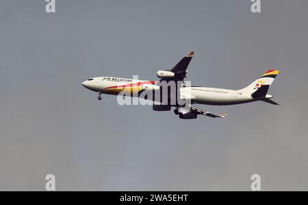 Air Belgium Passagierflugzeug 00-ABA fliegt über Südwest London England Vereinigtes Königreich Stockfoto