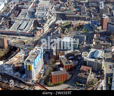 Blick aus der Vogelperspektive auf das Stadtzentrum von Stockport, Greater Manchester. Dieser Blick von Westen auf die Daw Bank und über den Mersey Square. Stockfoto