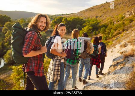 Gruppe von Reisenden und Freunden, die gemeinsam in den Bergen reisen und den Blick auf die Natur genießen. Stockfoto