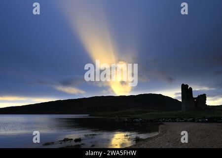 Blick auf den Sonnenuntergang über Ardvreck Castle am Loch Assynt, Sutherland, Nordwesten Schottlands, Großbritannien Stockfoto