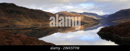 Bergreflektionen in Loch Gleann Dubh, Kylesku Village, Sutherland, Nordwest Schottland, Großbritannien Stockfoto