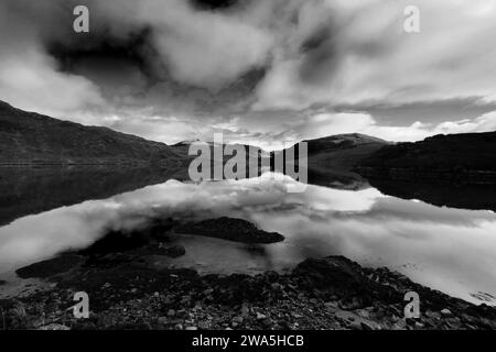 Bergreflektionen in Loch Gleann Dubh, Kylesku Village, Sutherland, Nordwest Schottland, Großbritannien Stockfoto