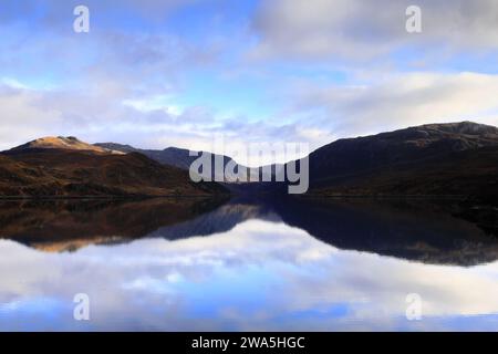 Bergreflektionen in Loch Gleann Dubh, Kylesku Village, Sutherland, Nordwest Schottland, Großbritannien Stockfoto