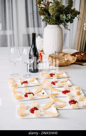 Vorbereitung der Weinprobe mit Käse-Paarungen. Der Sommelier bereitet sich auf eine Weinverkostung vor, bei der sorgfältig verschiedene Käsesorten mit Weinen kombiniert werden Stockfoto