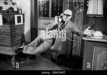 Alpenglüh’n im Dirndlrock, Softsexfilmkomödie, Deutschland 1974, Regie: Siggi Götz (alias Sigi Rothemund), Darsteller: Jürgen Feindt Stockfoto