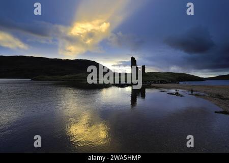 Blick auf den Sonnenuntergang über Ardvreck Castle am Loch Assynt, Sutherland, Nordwesten Schottlands, Großbritannien Stockfoto