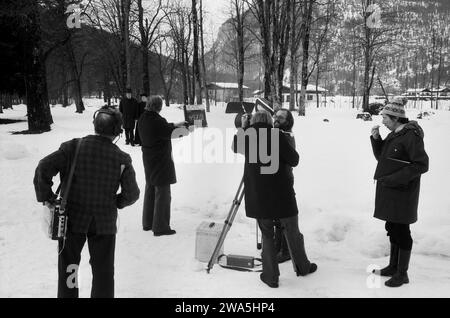 Alpenglüh’n im Dirndlrock, Softsexfilmkomödie, Deutschland 1974, Regie: Siggi Götz (alias Sigi Rothemund), Kamerateam dreht im Schnee Stockfoto