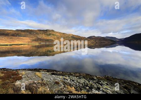 Bergreflektionen in Loch Gleann Dubh, Kylesku Village, Sutherland, Nordwest Schottland, Großbritannien Stockfoto