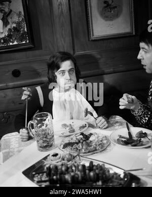 Alpenglüh’n im Dirndlrock, Softsexfilmkomödie, Deutschland 1974, Regie: Siggi Götz (alias Sigi Rothemund), Darsteller: Gerry Thiele (?), Stockfoto