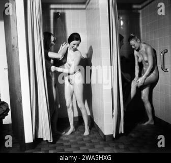 Alpenglüh’n im Dirndlrock, Softsexfilmkomödie, Deutschland 1974, Regie: Siggi Götz (alias Sigi Rothemund), Szenenfoto Mädchendusche Stockfoto