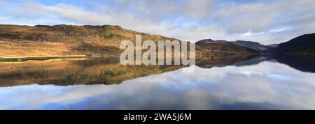 Bergreflektionen in Loch Gleann Dubh, Kylesku Village, Sutherland, Nordwest Schottland, Großbritannien Stockfoto