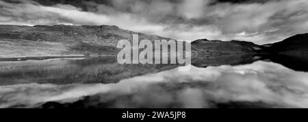 Bergreflektionen in Loch Gleann Dubh, Kylesku Village, Sutherland, Nordwest Schottland, Großbritannien Stockfoto