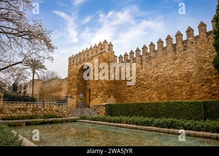 Almodóvar Tor der Außenmauer von Córdoba, Andalusien, Spanien mit den Gärten im Vordergrund Stockfoto