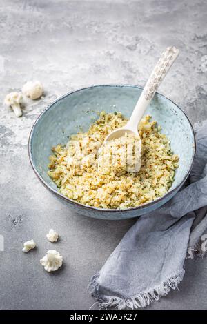 Gerösteter Bio-Blumenkohlreis mit Kräutern - Paleo- und ketogenes Diätkonzept Stockfoto