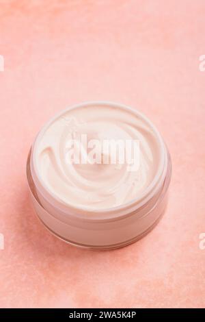 Gesichtscreme-Feuchtigkeitscreme im Glas, Luxus-Hautpflegekosmetik und Anti-Aging-Produkt für gesunde Haut und Beauty-Routine. Draufsicht. Stockfoto